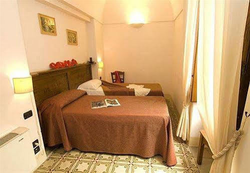 Hotel Palazzo D'Erchia Conversano Exterior photo